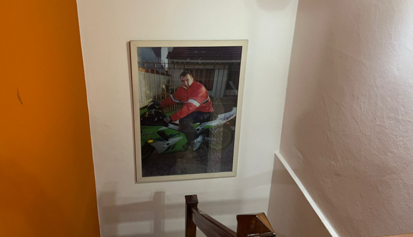Sarquis sobre ruedas: su foto en la escalera de su casa.