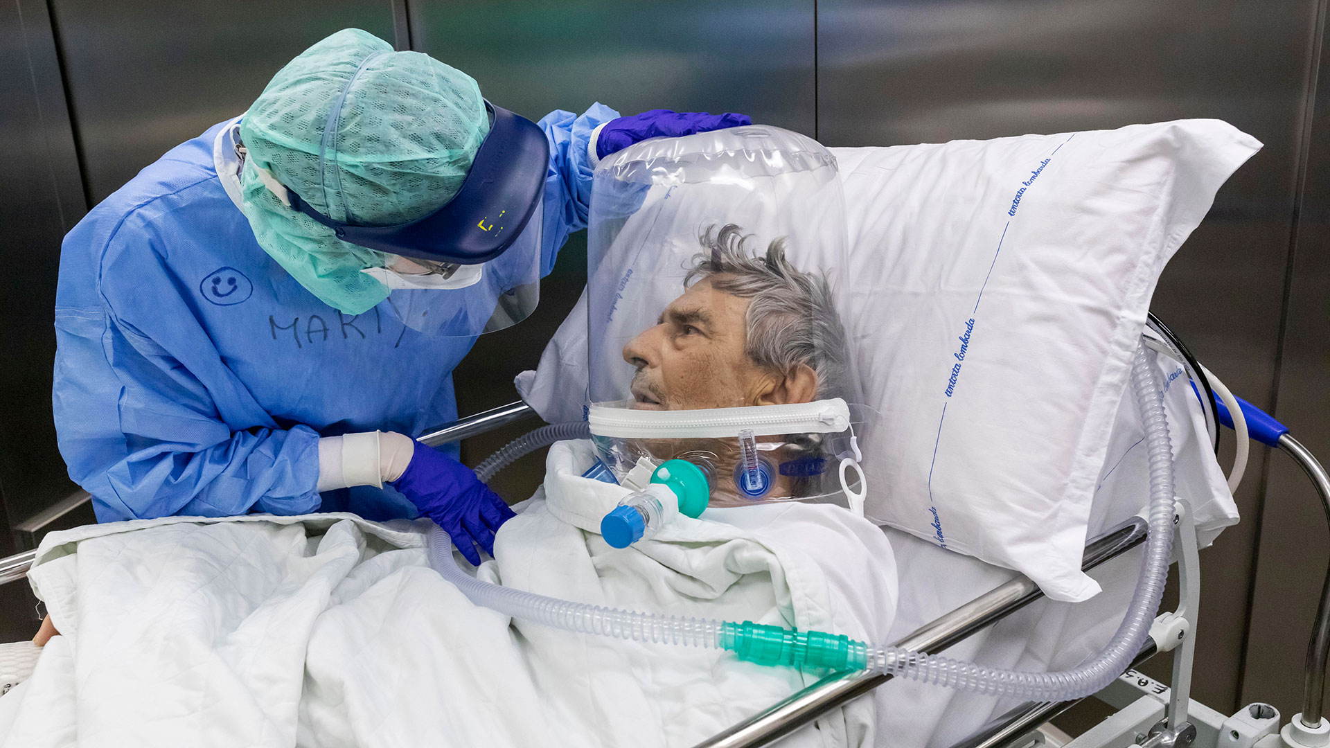 Los mayores de 60 deben estar al día con los refuerzos de la vacuna contra el COVID-19 para evitar complicaciones si se contagian (Gettyimages)