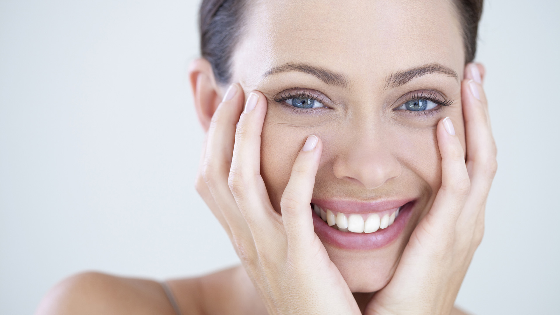 Los rellenos de ácido hialurónico se aplican en puntos específicos con fillers generando puntos de tracción, lo que brinda un efecto lifting