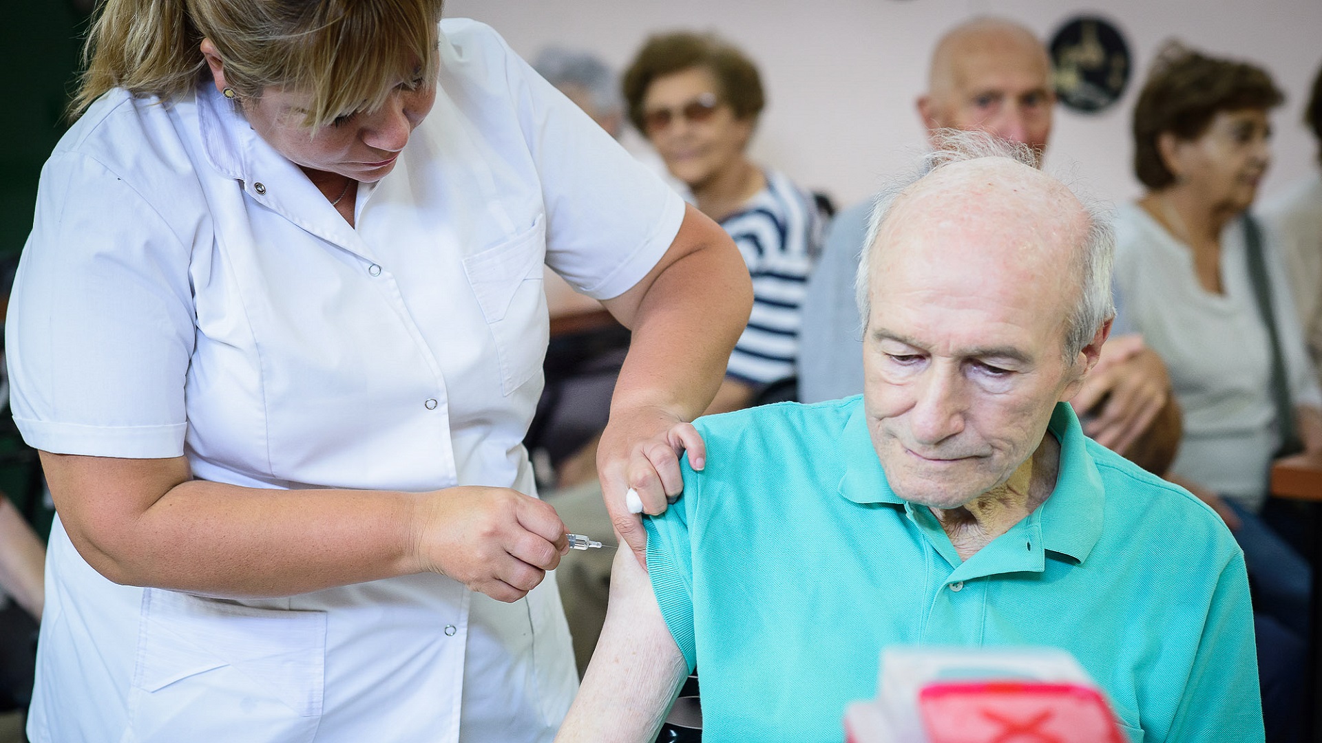 El virus de la gripe tiene una elevada capacidad de sufrir variaciones año a año y produce anticuerpos de corta duración, por eso se requiere la vacunación anual para lograr la protección