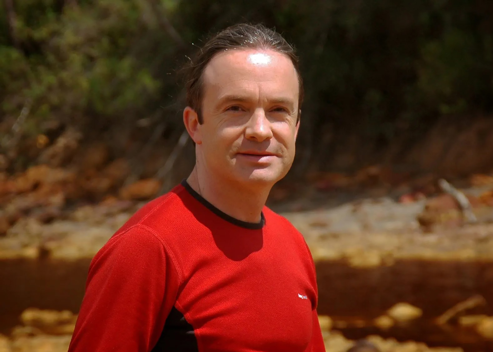 Carlos Briones es doctor en Ciencias Químicas, con especialidad en Bioquímica y Biología Molecular, dedicado desde hace dos décadas a la Astrobiología. Es, además, un destacado divulgador científico y escritor