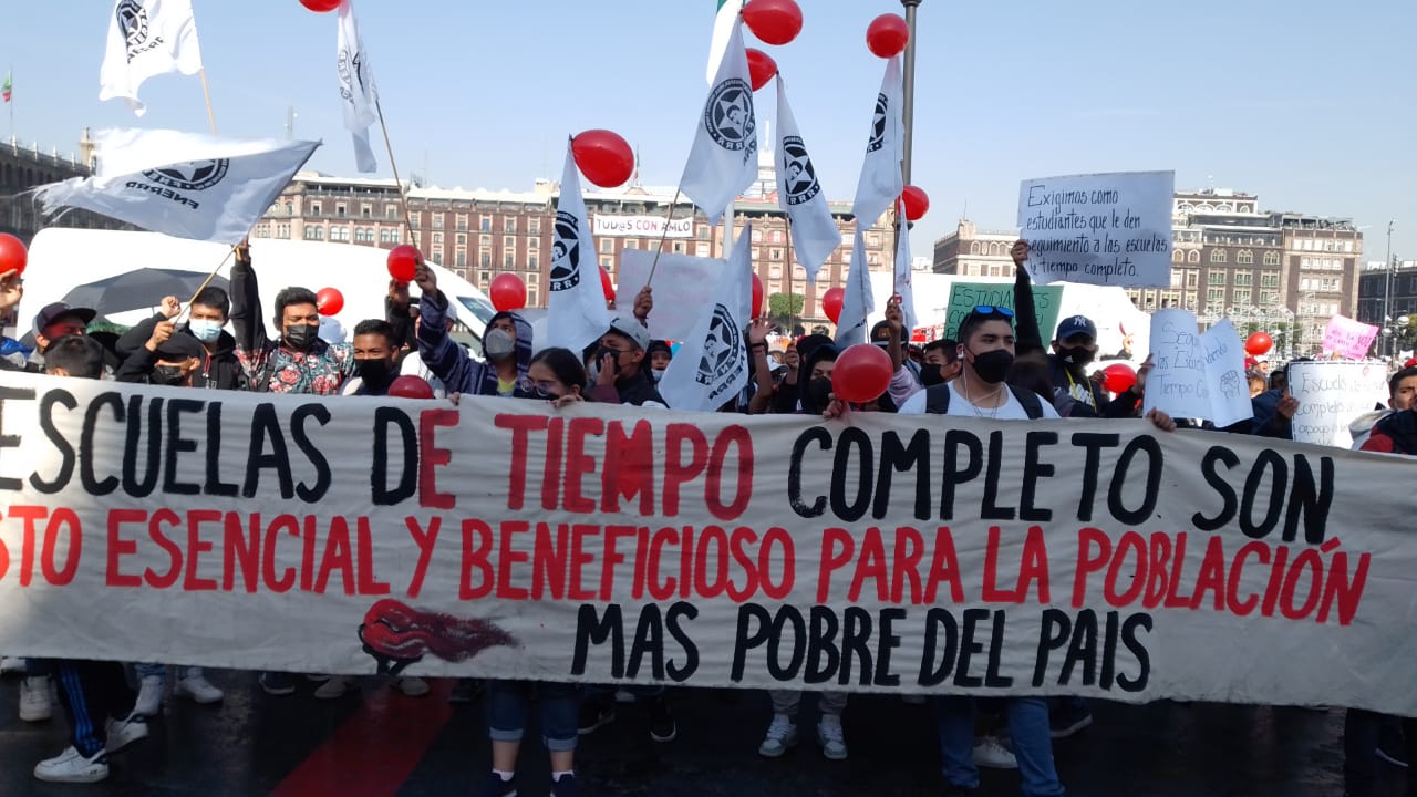 Ciudadanía se manifestó contra la cancelación de las Escuelas de Tiempo Completo (Foto: Twitter/@NancyAv43826111)