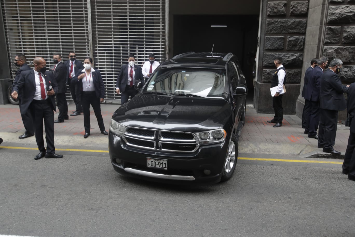 Lilia Paredes llegó a la Fiscalía en un auto con lunas polarizadas y con resguardo policial.
