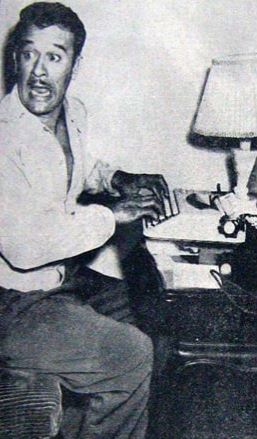 El periódico logró fotografiar a Pedro mientras escribía la carta desde un teatro de Perú (Foto: Facebook/El Inmortal Pedro Infante)