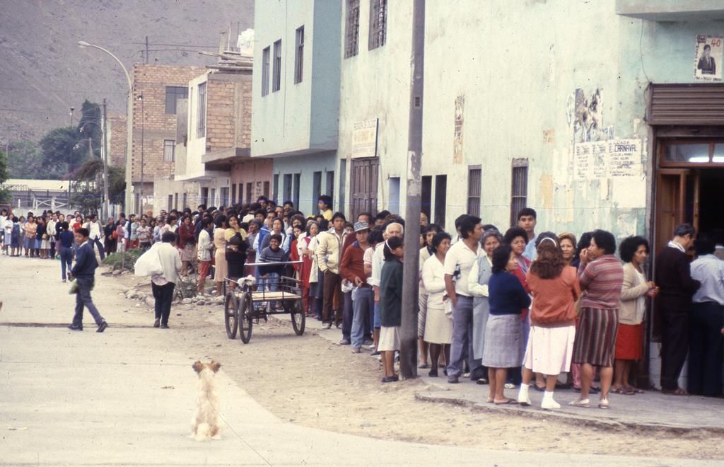 Así fueron las largas filas que se formaron tras el anuncio del 'fujishock'. Foto: Archivo Histórico El Comercio