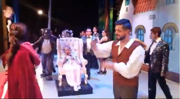 Silvia se presenta en la obra en un sillón que está sobre una tarima para que puedan moverla sus compañeros (Captura: @ivan.cochegrus/Instagram)