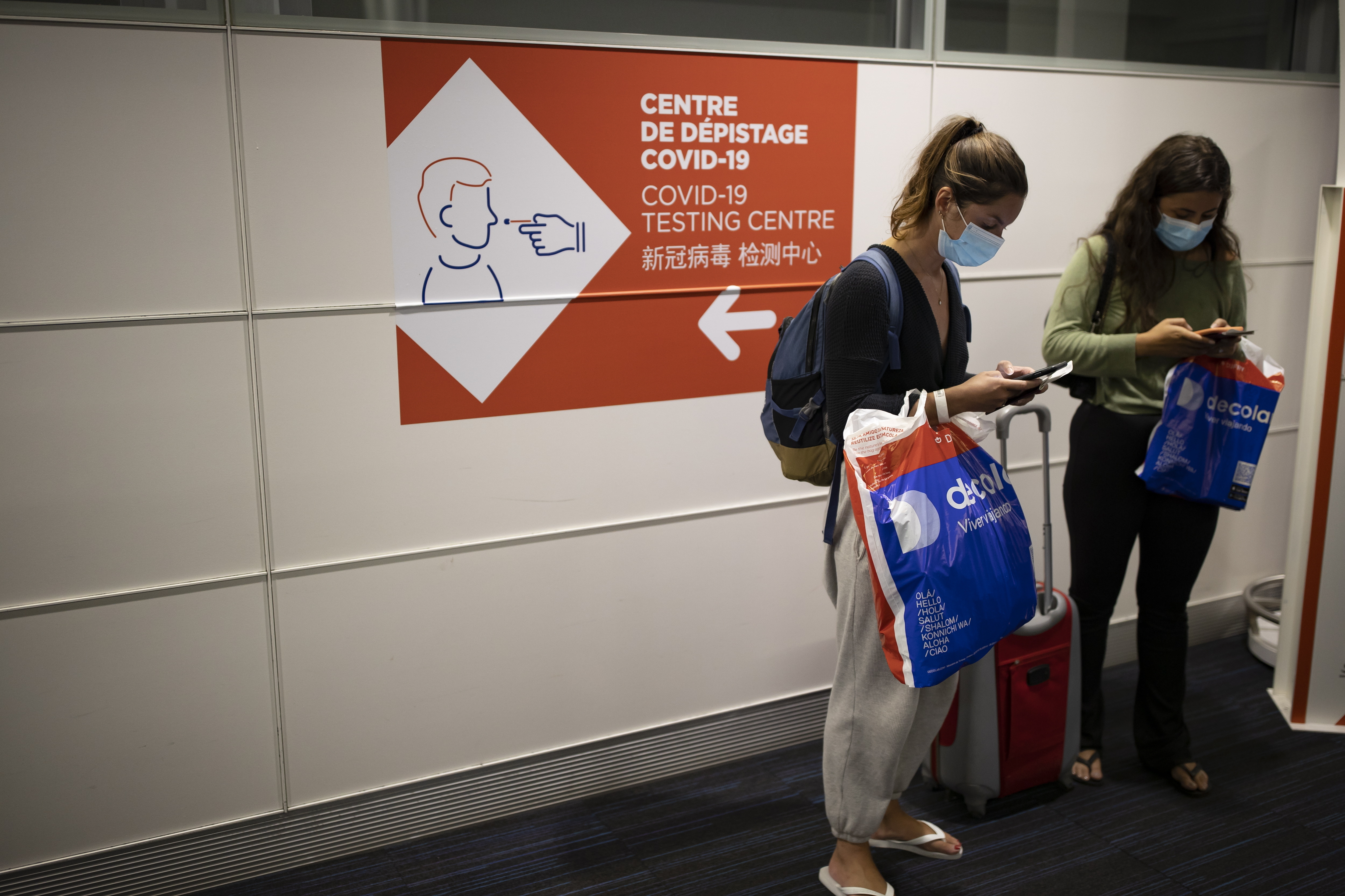 Desde el 16 de mayo el uso de barbijos tampoco será obligatorio en aeropuertos europeos. EFE/EPA/IAN LANGSDON /POOL/Archivo