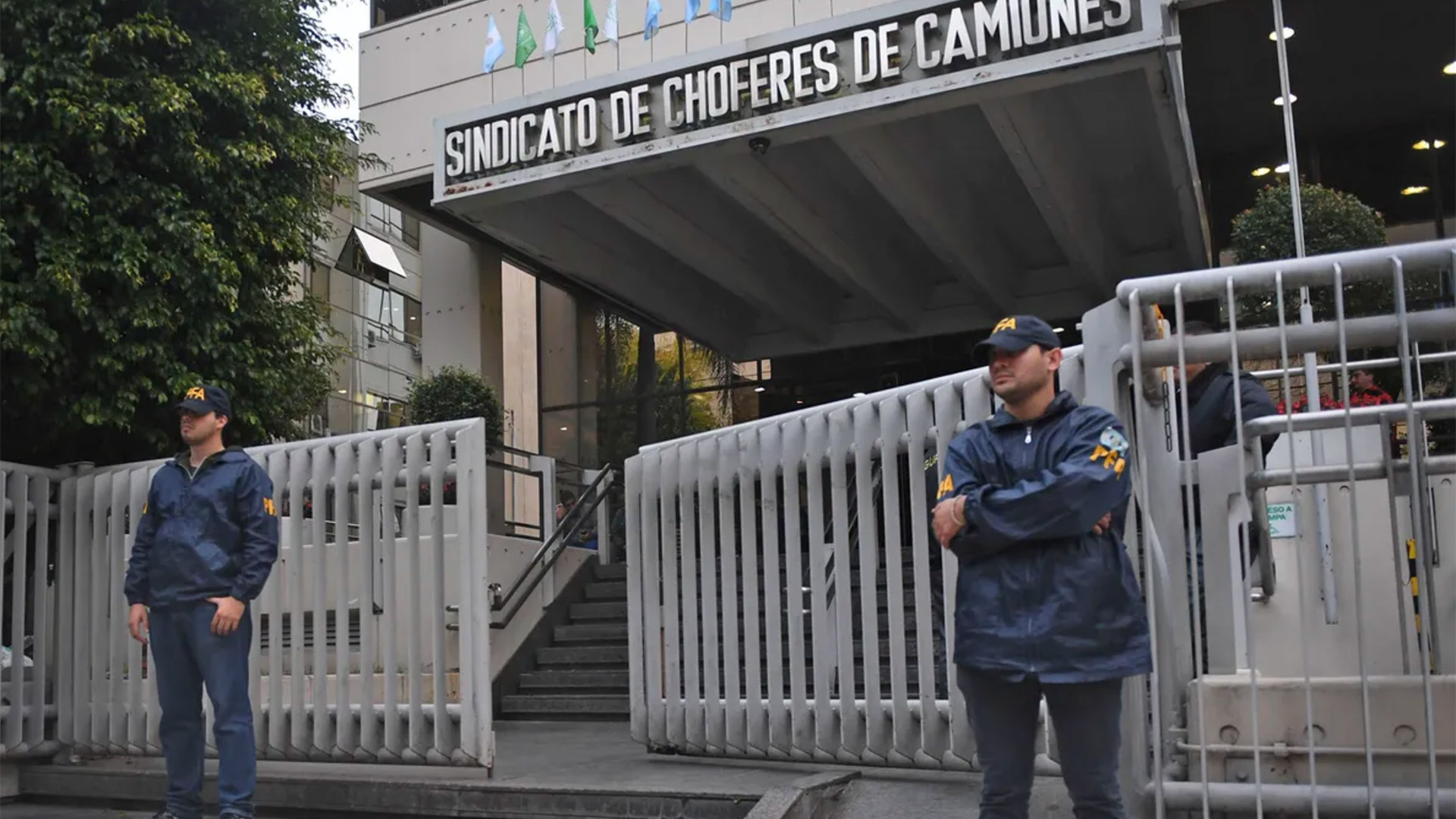Policías en el Sindicato de Camioneros durante el allanamiento judicial