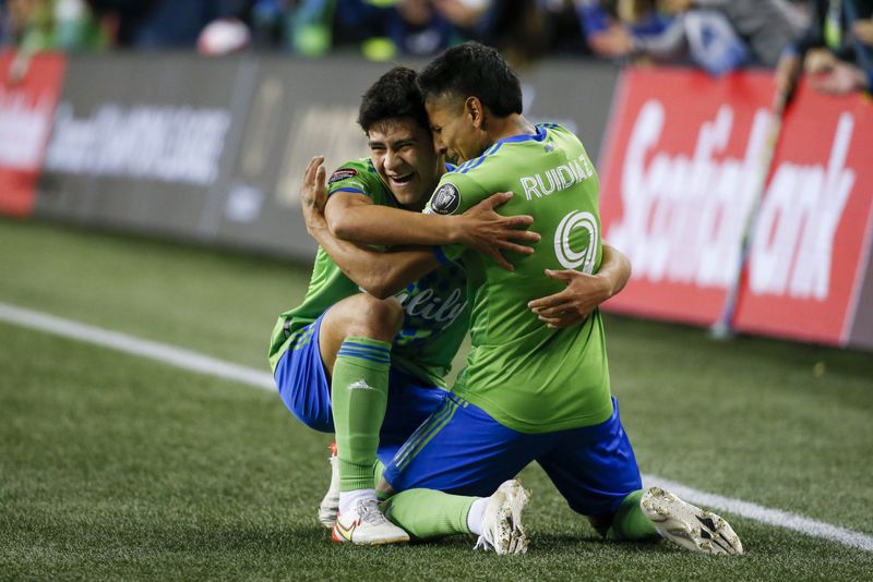 Raúl Ruidíaz festeja con Obed Vargas su segundo gol en la final de la Liga de Campeones de la Concacaf que Seattle Sounders ganó a Pumas UNAM. Estadio Lumen Field, Seattle, Washington, EEUU. 4 de mayo de 2022. CREDITO OBLIGADO USA TODAY/Joe Nicholson