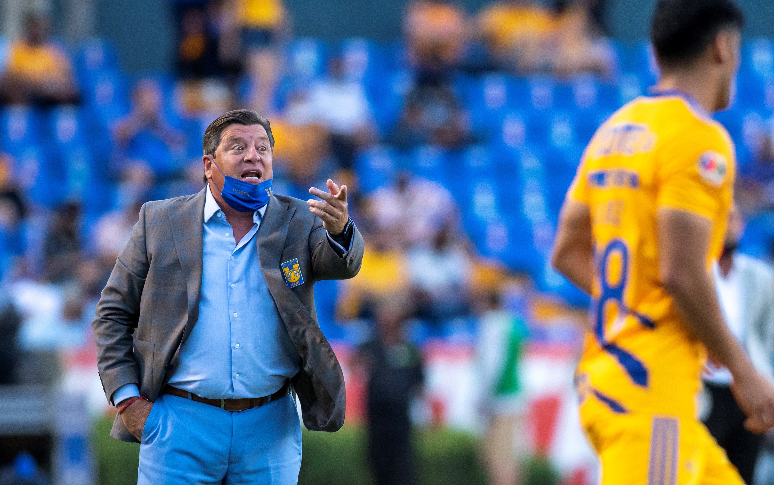 Fotografía de archivo donde aparece Miguel Herrera, entrenador de Tigres. EFE/Miguel Sierra