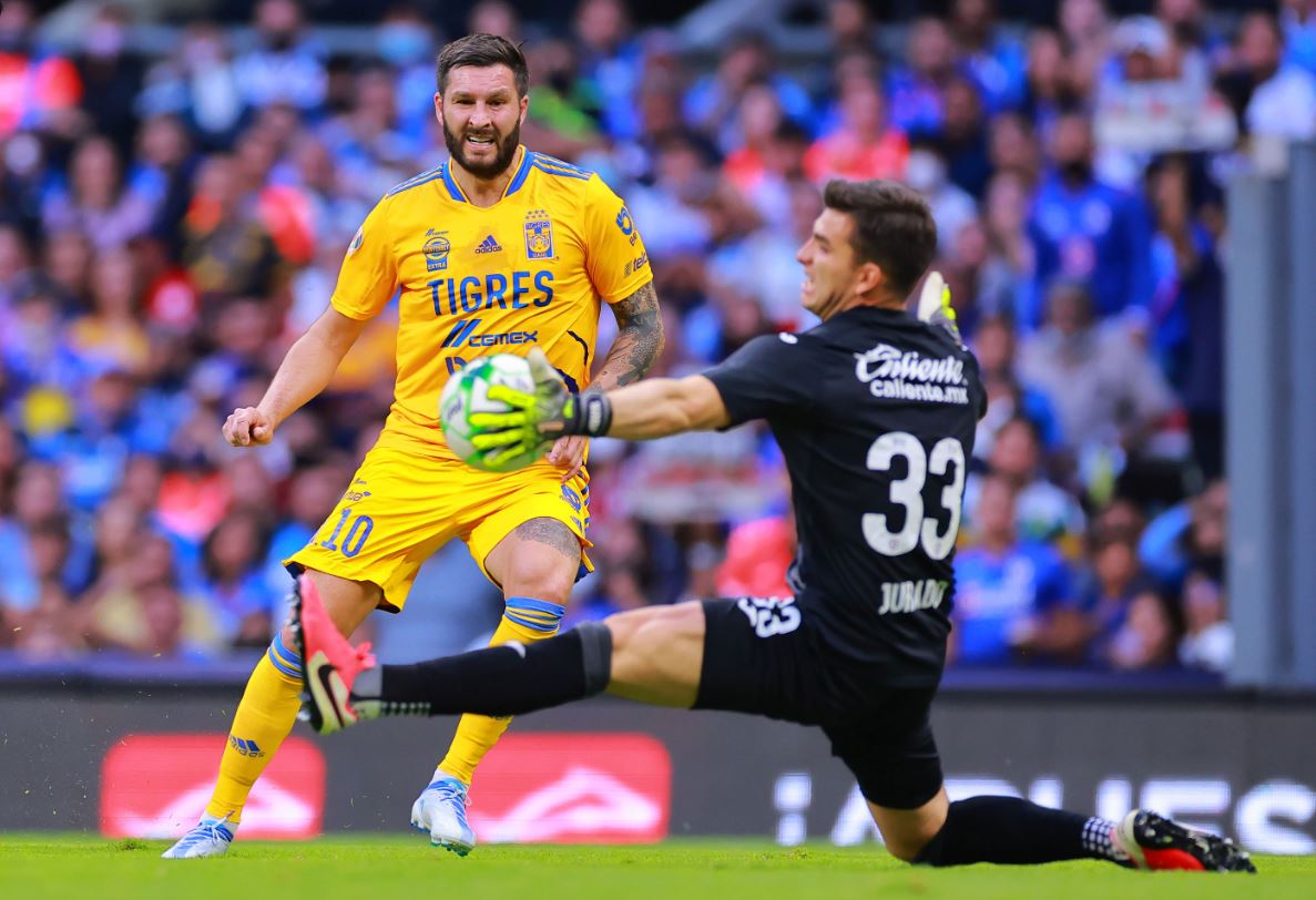 André Pierre Gignac vs Sebastián Jurado, en el Cruz Azul vs Tigres de los cuartos de final del Grita México 2022 (Foto: Twitter/@LigaBBVAMX)