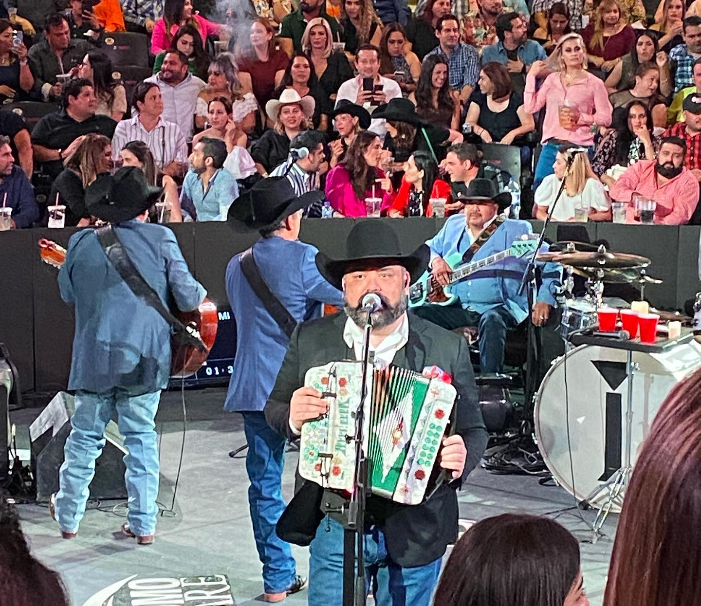 Grupo Intocable ha dado shows por más de 20 años (Foto: Instagram/@cecy_cepeda/@crls2324)