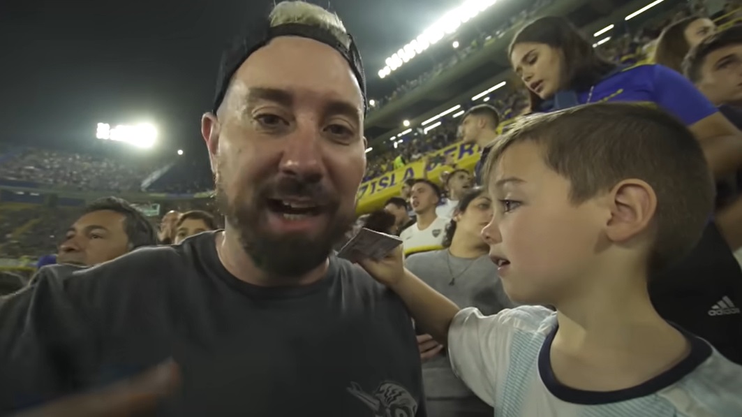 “Aquí el resultado da igual, la gente canta y canta. En el fútbol europeo estarían tranquilos mirando el partido”, dijo el español sobre la cancha de Boca