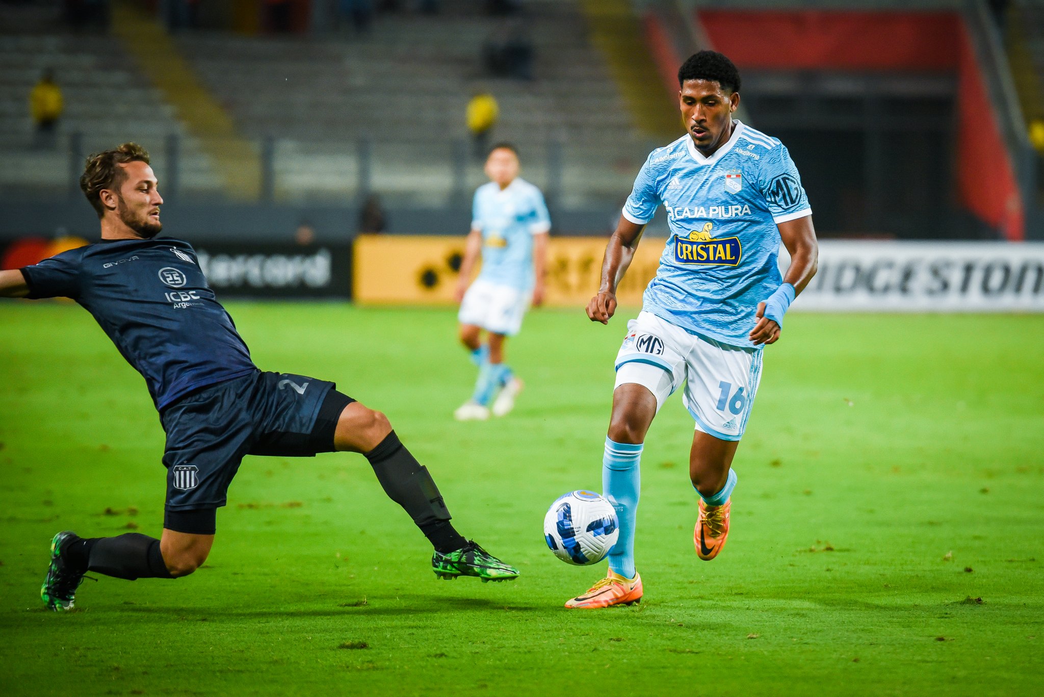 Jesús Castillo (derecha) fue uno de los pocos puntos altos de Sporting Cristal ante Talleres. | Foto: Sporting Cristal
