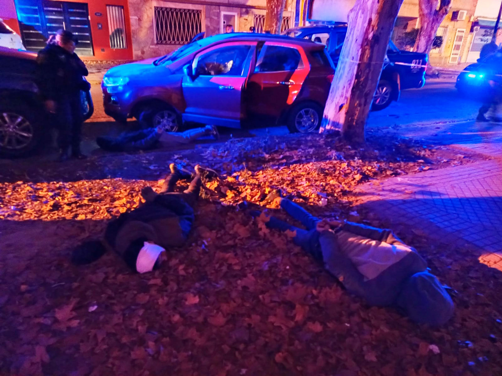 Los dos sospechosos en el suelo.