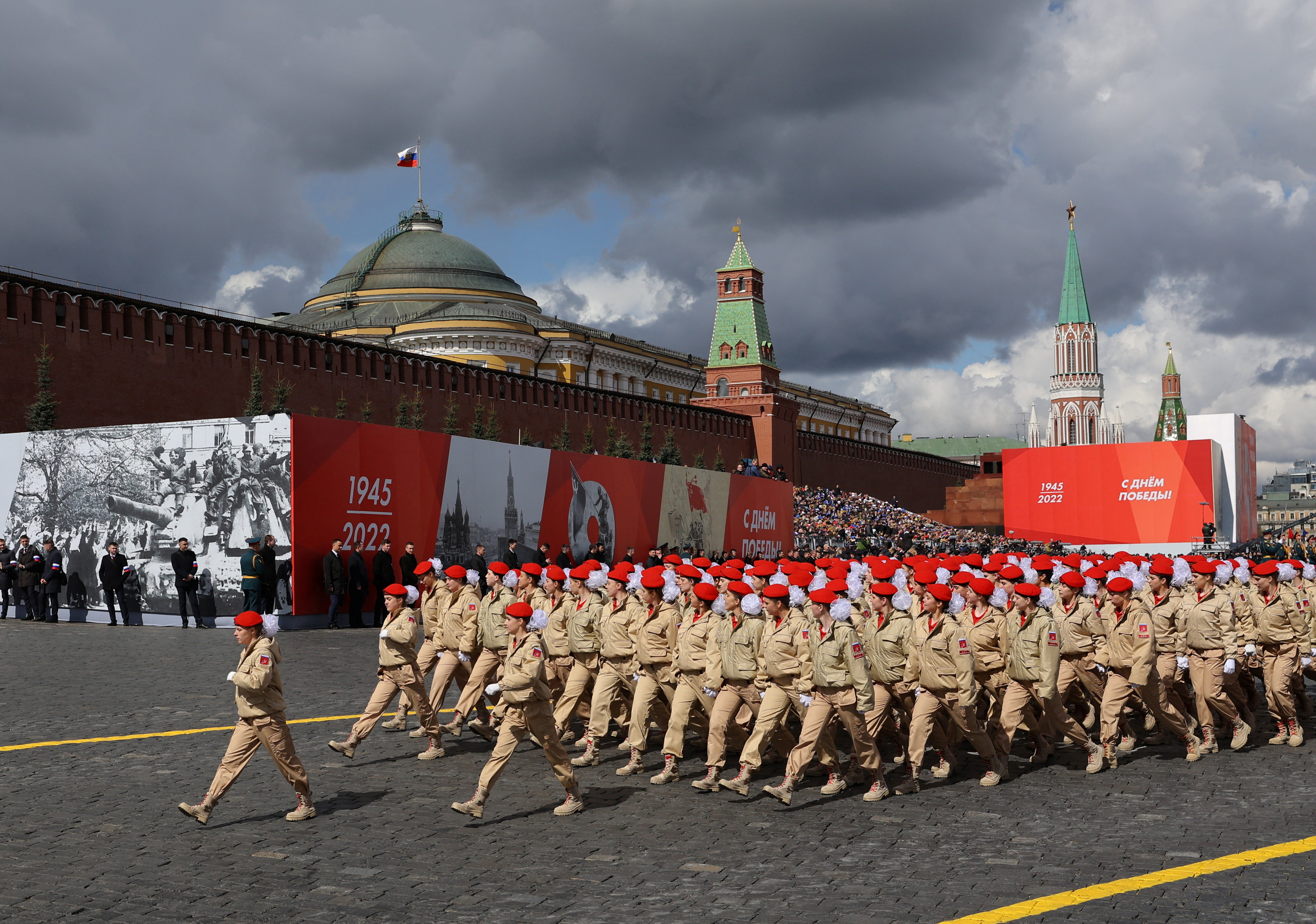 Miembros del movimiento del Ejército Juvenil marchan durante un desfile en el Día de la Victoria (REUTERS/Evgenia Novozhenina)