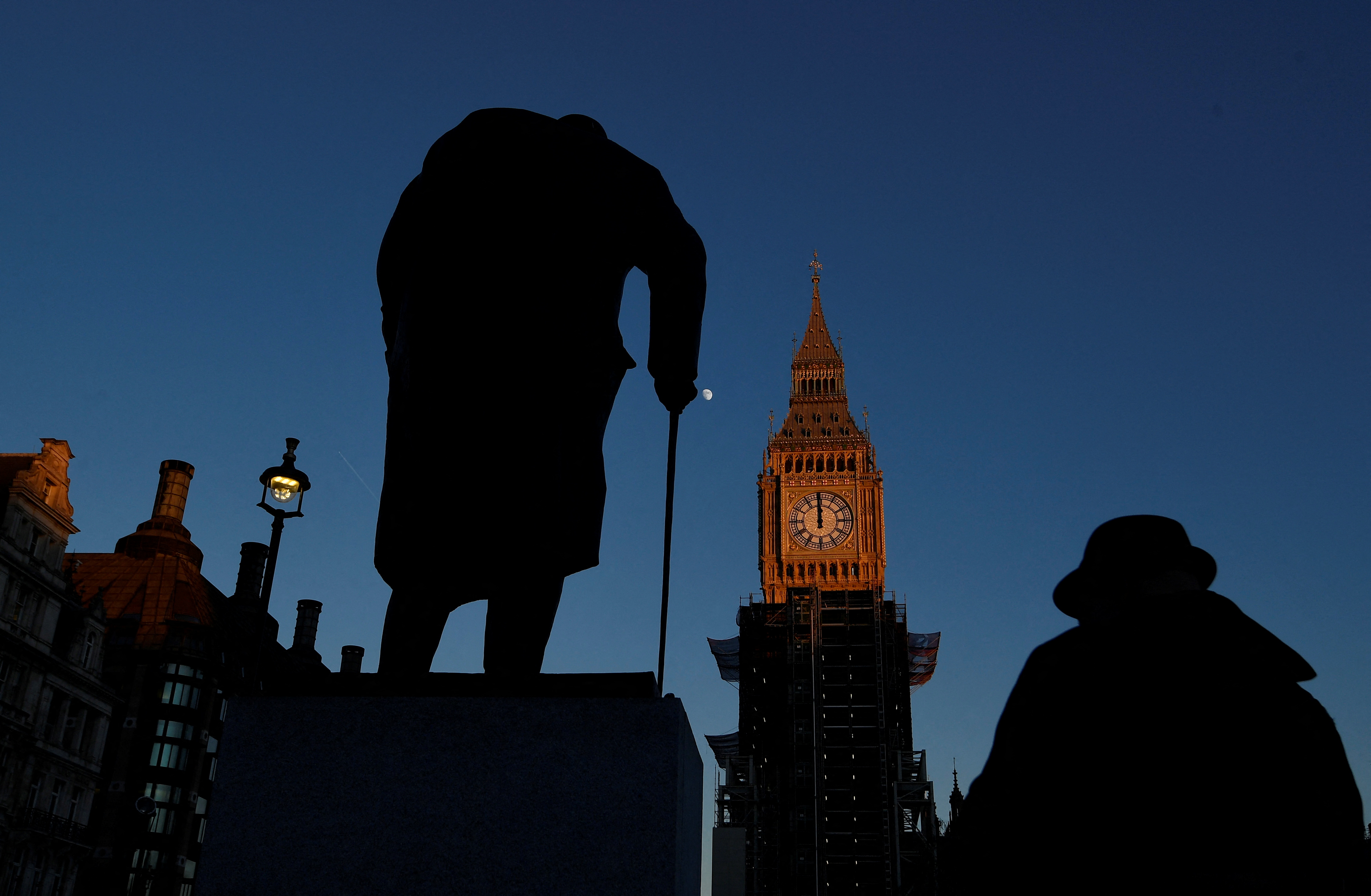 Una escultura de Winston Churchill frente al Big Ben, que recuerda al líder que siempre tuvo como objetivo la victoria (REUTERS/Toby Melville)