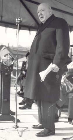 Una imagen de su histórico primer discurso, tras asumir como Primer Ministro. Fue transmitido por radio