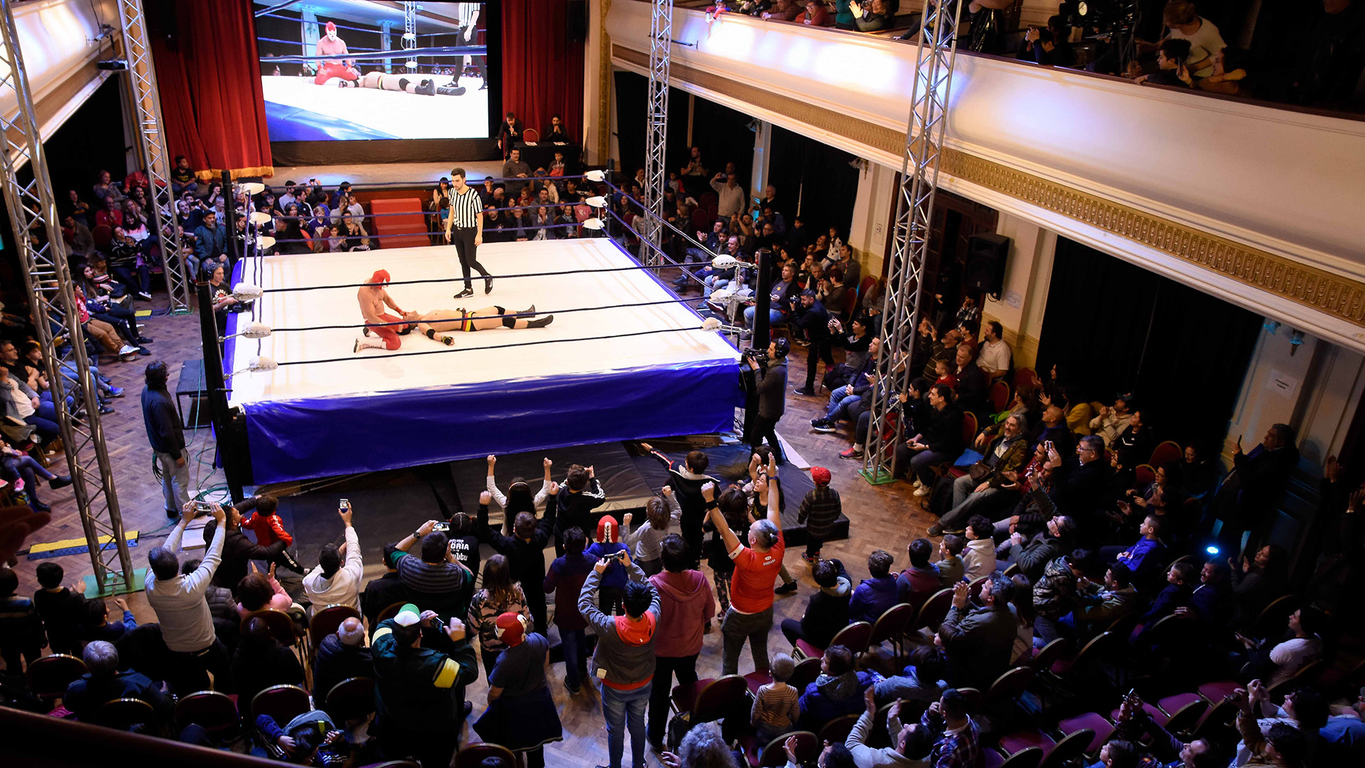 El Caballero Rojo demuestra que aún mantiene su mística, y así se vive en la Sala Siranush