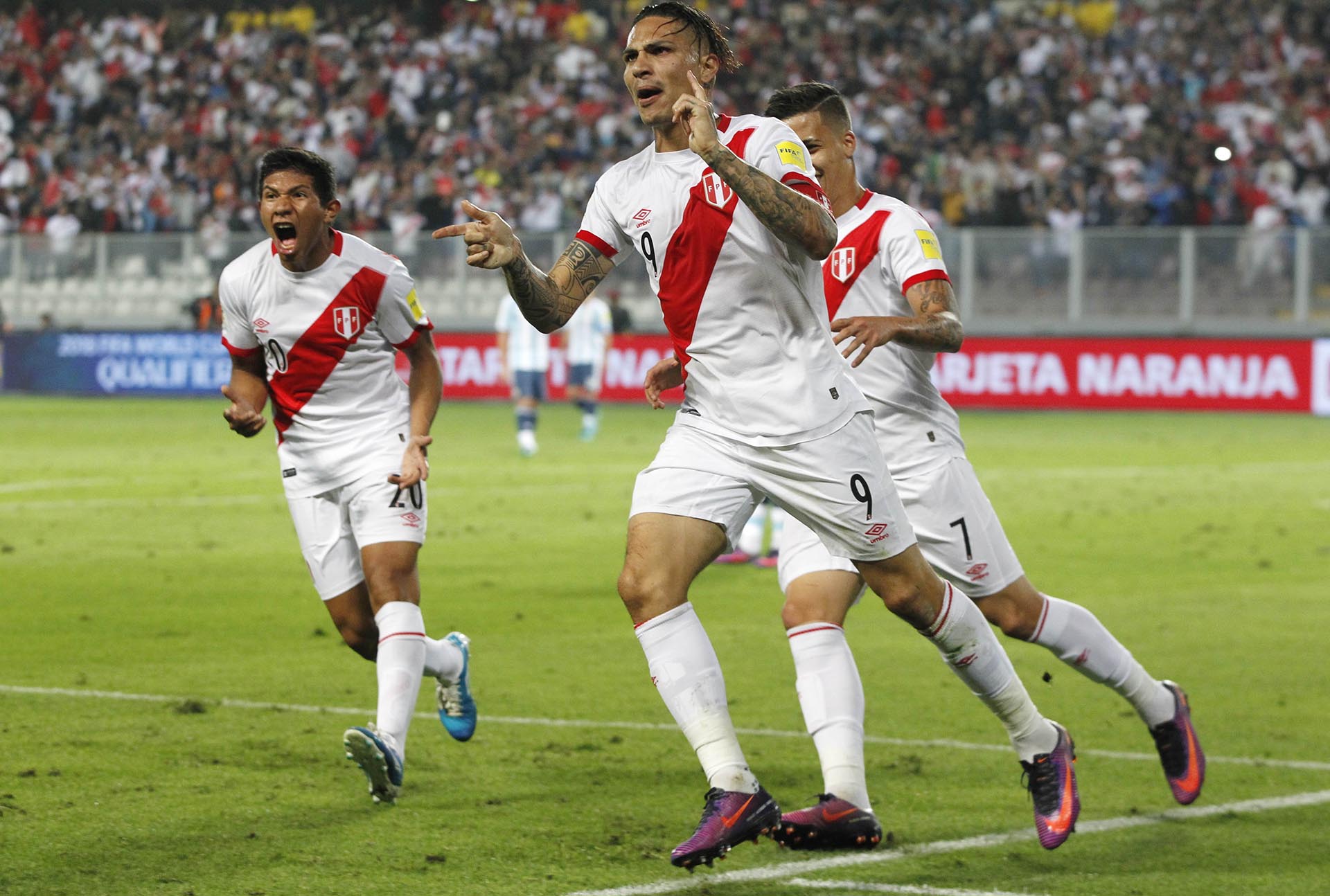 Paolo Guerrero tras anotar un gol en las Eliminatorias Rusia 2018. | Foto: AP