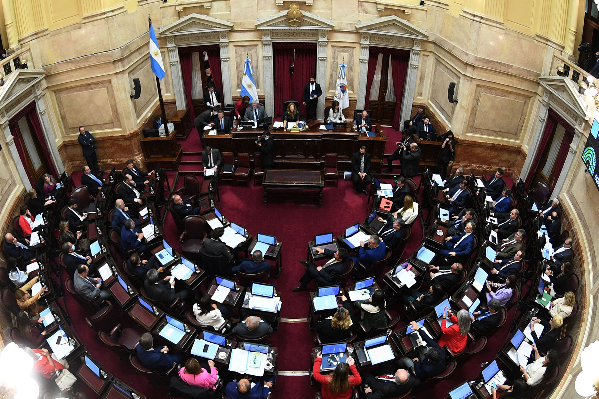 Sesión Pública Especial en el Senado de la Nación en la que se da tratamiento a la creación del Fondo Nacional para la cancelación de la deuda con el FMI, acuerdos internacionales, la designación de cónsules honorarios y un paquete de proyectos de declaración, entre otros temas. El 12 de mayo de 2022, en Buenos Aires, Argentina. Foto: Comunicación Senado.