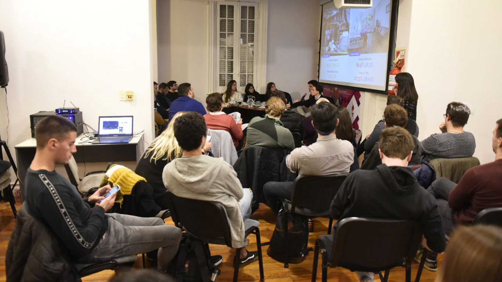 Una de las últimas reuniones de los jóvenes que integran la Coalición Cívica