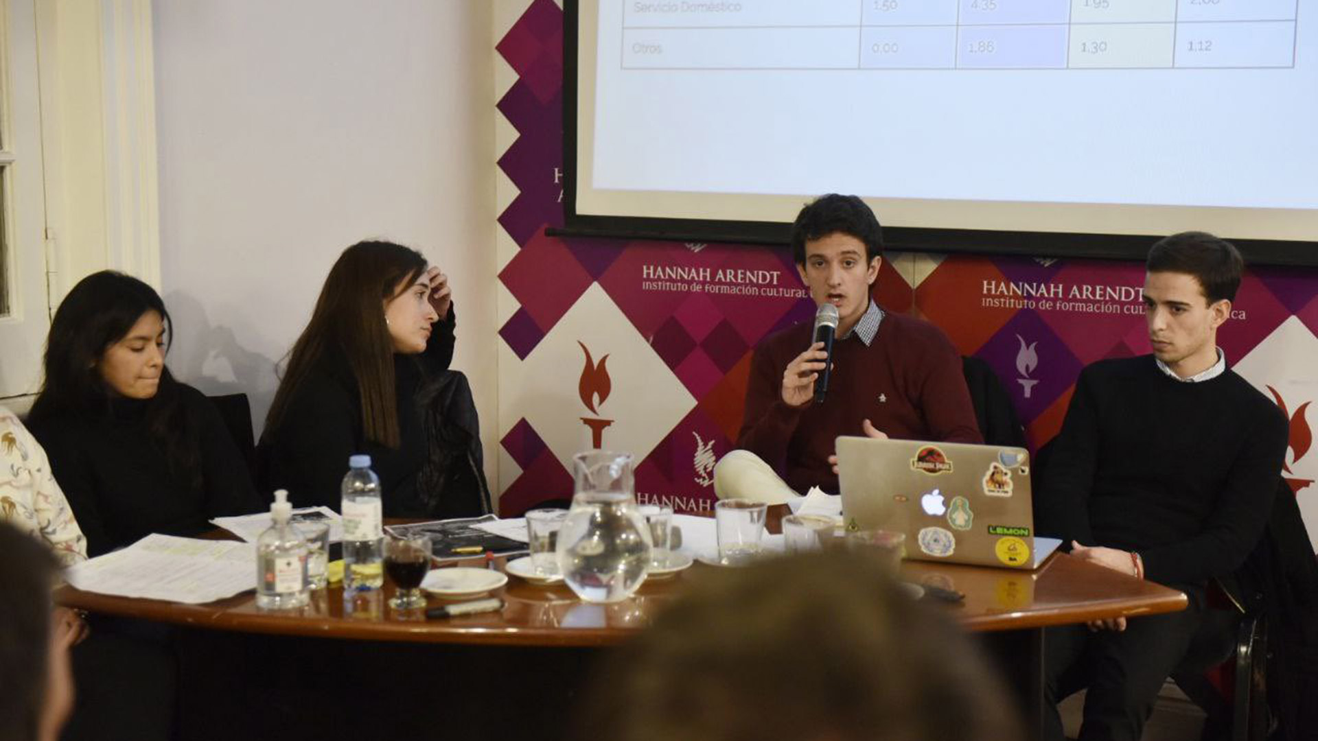 Reunión de jóvenes de la Coalición Cívica en el Instituto Hannah Arendt