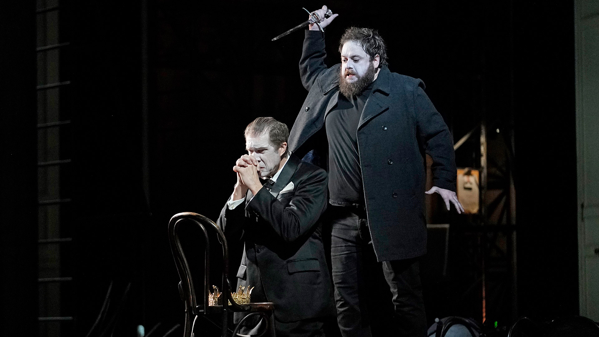 Rodney Gilfry como Claudio y Allan Clayton como Hamlet en una adaptación de "Hamlet" de Shakespeare en Nueva York. (Karen Almond/Ópera Metropolitana vía AP)