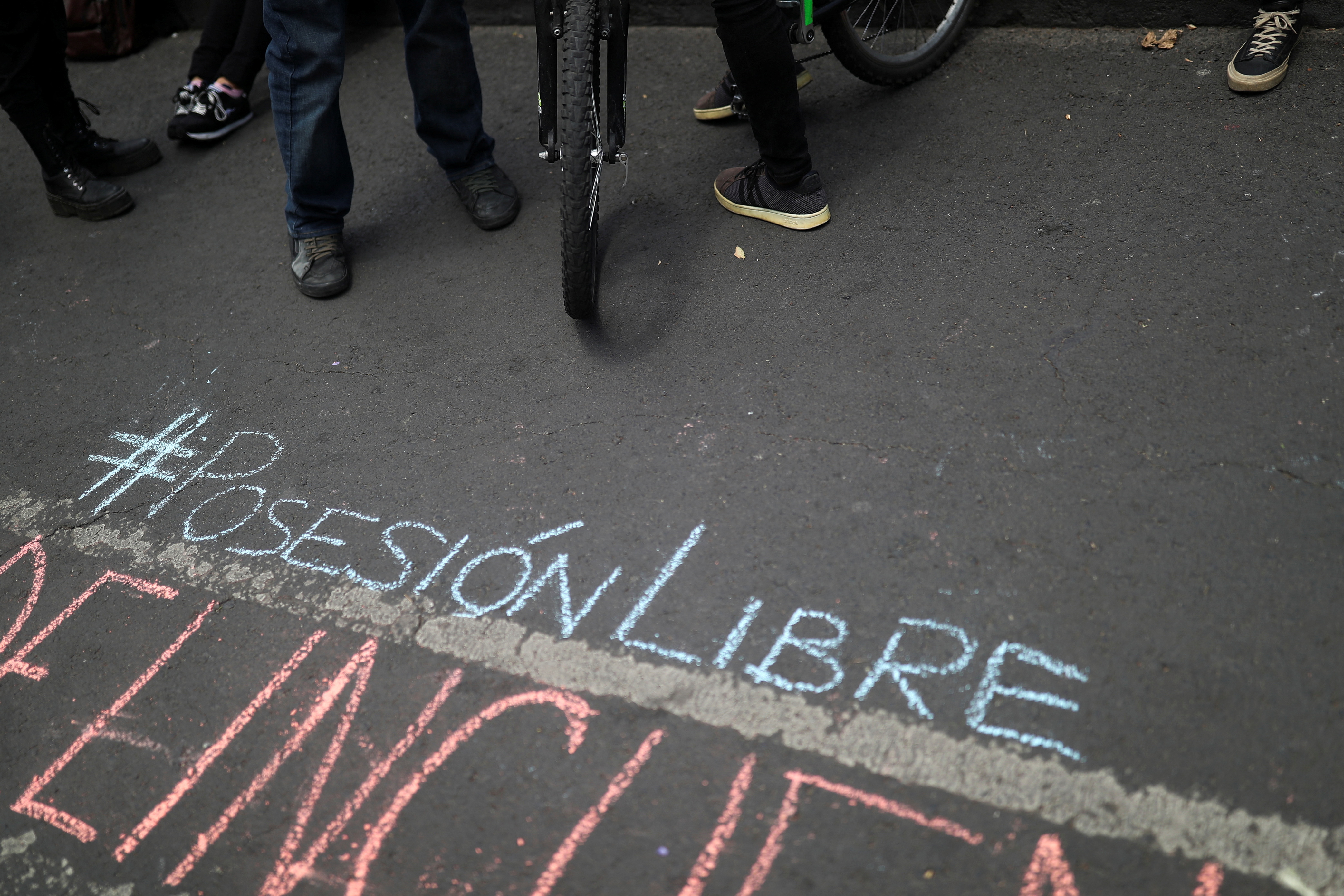 La leyenda "Libre posesión" se ven en el suelo durante una manifestación en apoyo al uso de cannabis sin fines de venta, frente al edificio de la Corte Suprema en la Ciudad de México. REUTERS/Edgard Garrido