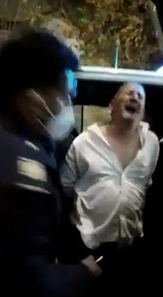 El comisario Alonso acusó dolor en sus manos por las esposas que le pusieron al ser detenido en Banfield, donde cayó por conducir borracho.