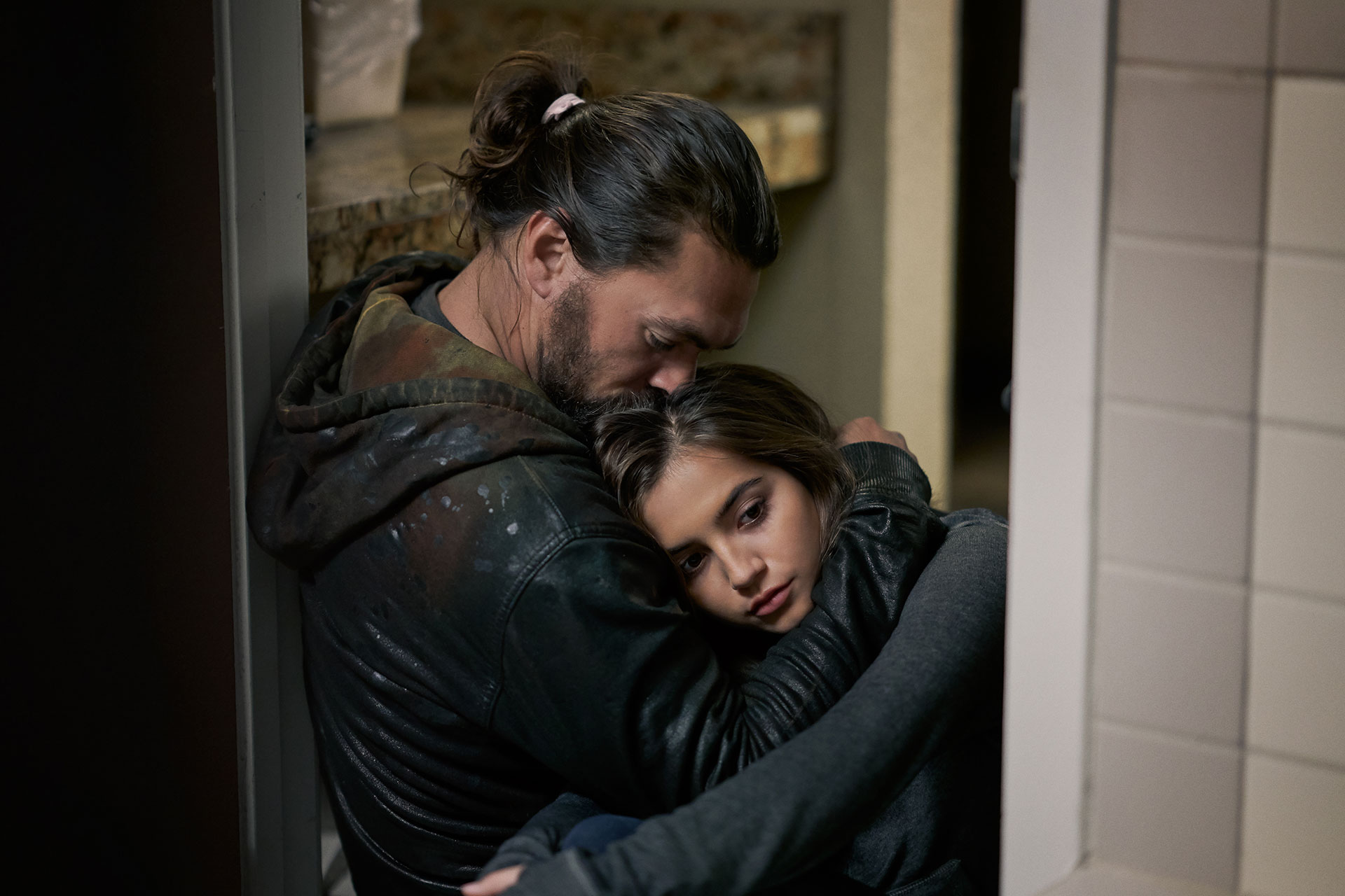Jason Momoa e Isabela Merced dan vida a un padre y una hija, respectivamente, en "Sweet Girl". (Netflix)