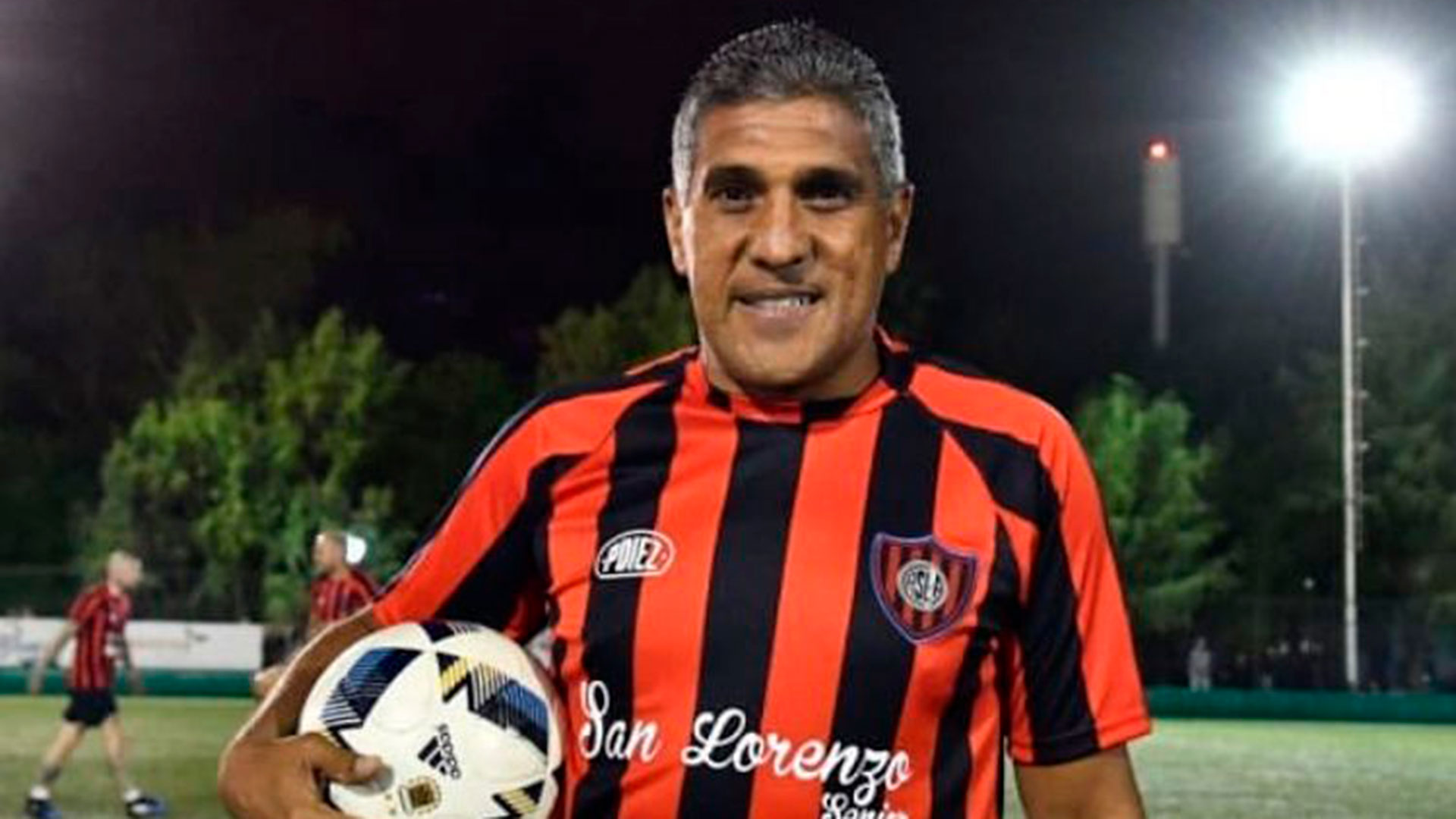 Con la camiseta del Senior del Ciclón, la que defiende cada vez que viaja a la Argentina