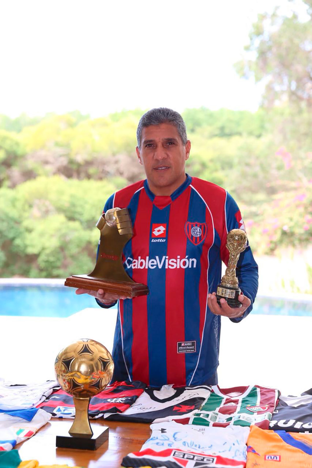 Silas, con parte de su colección de camisetas y premios