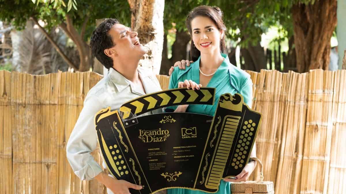 Silvestre Dangond y Laura de León en la serie 'Leandro Díaz' | Foto: RCN Televisión