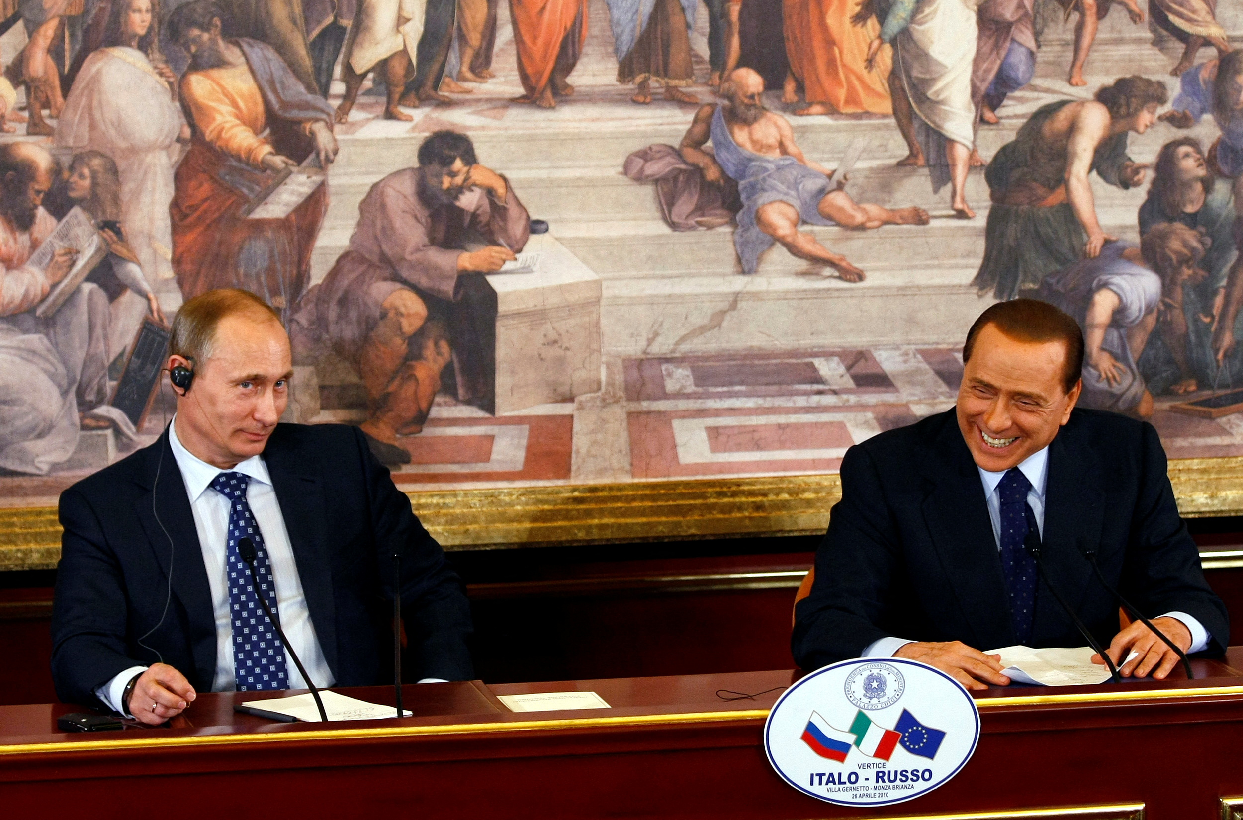 El ex primer ministro italiano Silvio Berlusconi sonríe mientras el presidente ruso Vladimir Putin mira durante una conferencia de prensa en una cumbre en Villa Gernetto en Gerno, cerca de Milán, el 26 de abril de 2010. REUTERS/Alessandro Garofalo