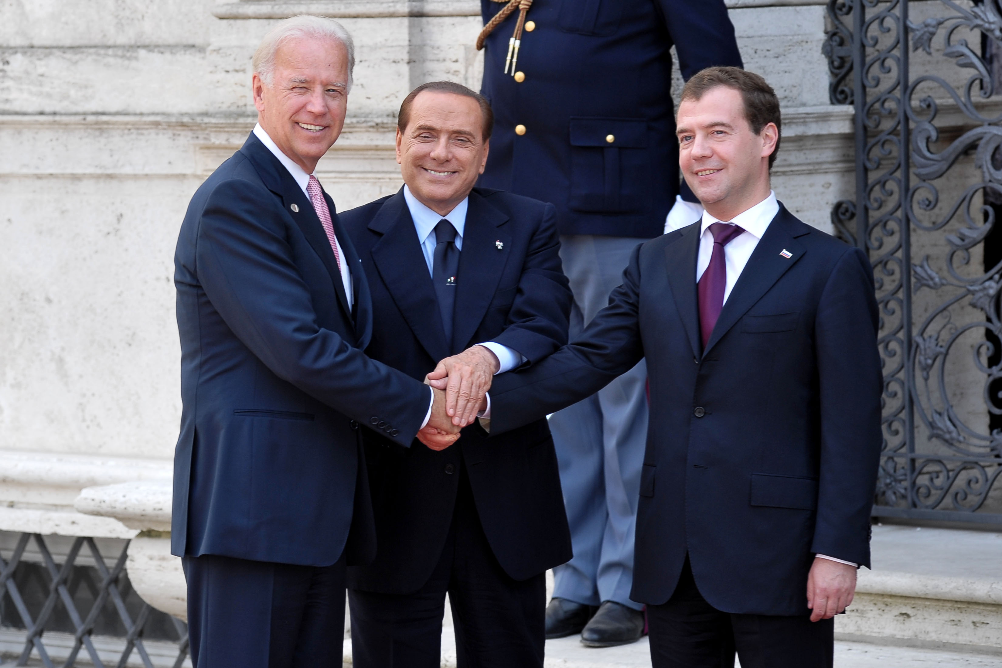 Joe Biden, Silvio Berlusconi y el ex presidente de la Federación Rusa Dmitry Medvedev (Agf/Shutterstock)