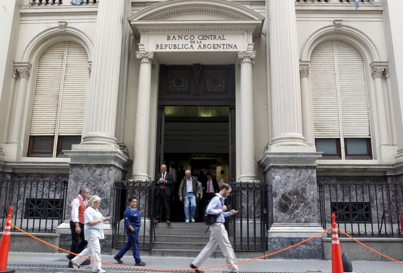 Foto de archivo: Transeúntes pasan delante del Banco Central de la República Argentina (BCRA) en el distrito financiero de Buenos Aires. 26 mar, 2015. REUTERS/Agustin Marcarian