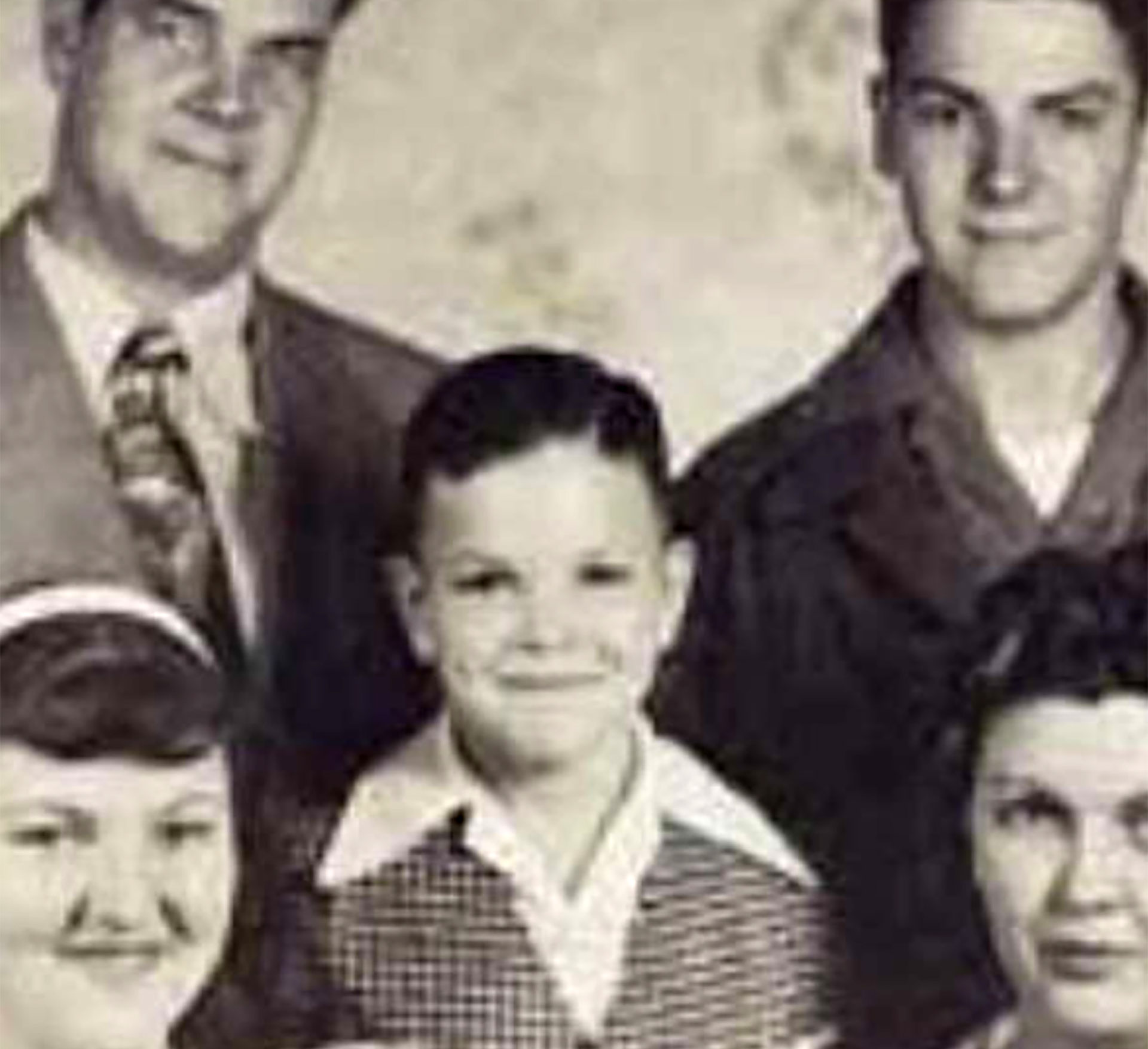 El joven regresó a su casa cuando su padre, Fred, conoció a su segunda esposa Molly, que no le cayó bien ni al pequeño y a su hermana Winifred. Molly fue una de las víctimas de Graham: envenenó su té con belladona