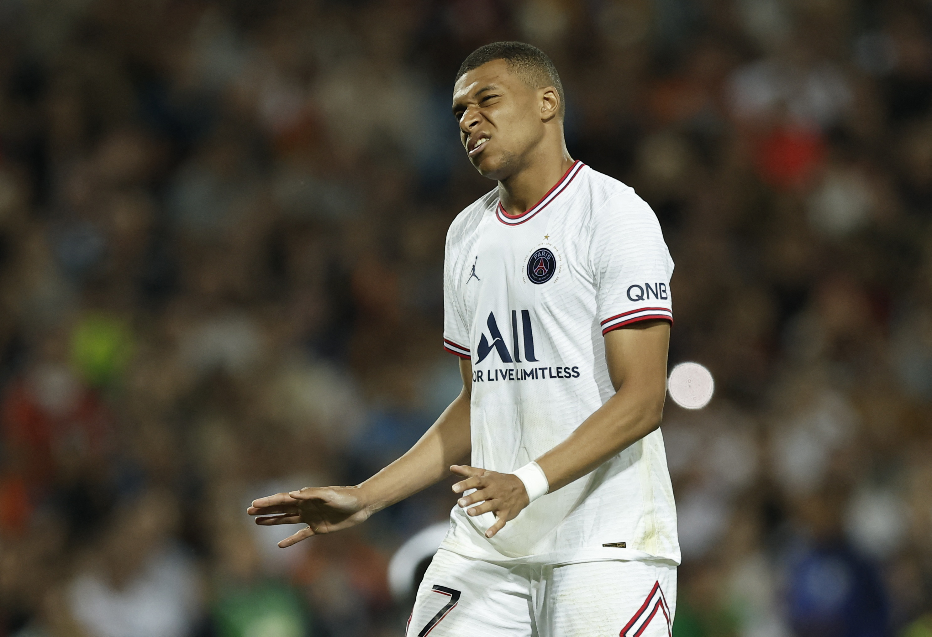 Mbappé se debate entre renovar contrato con el PSG o fichar por el Real Madrid (Reuters)
