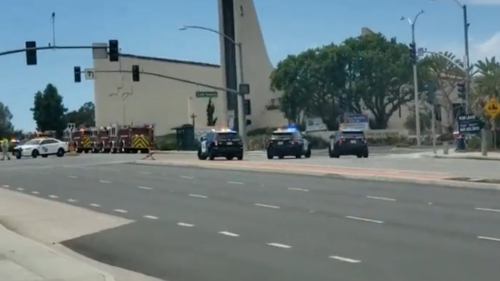 La policía y los bomberos en el lugar del hecho