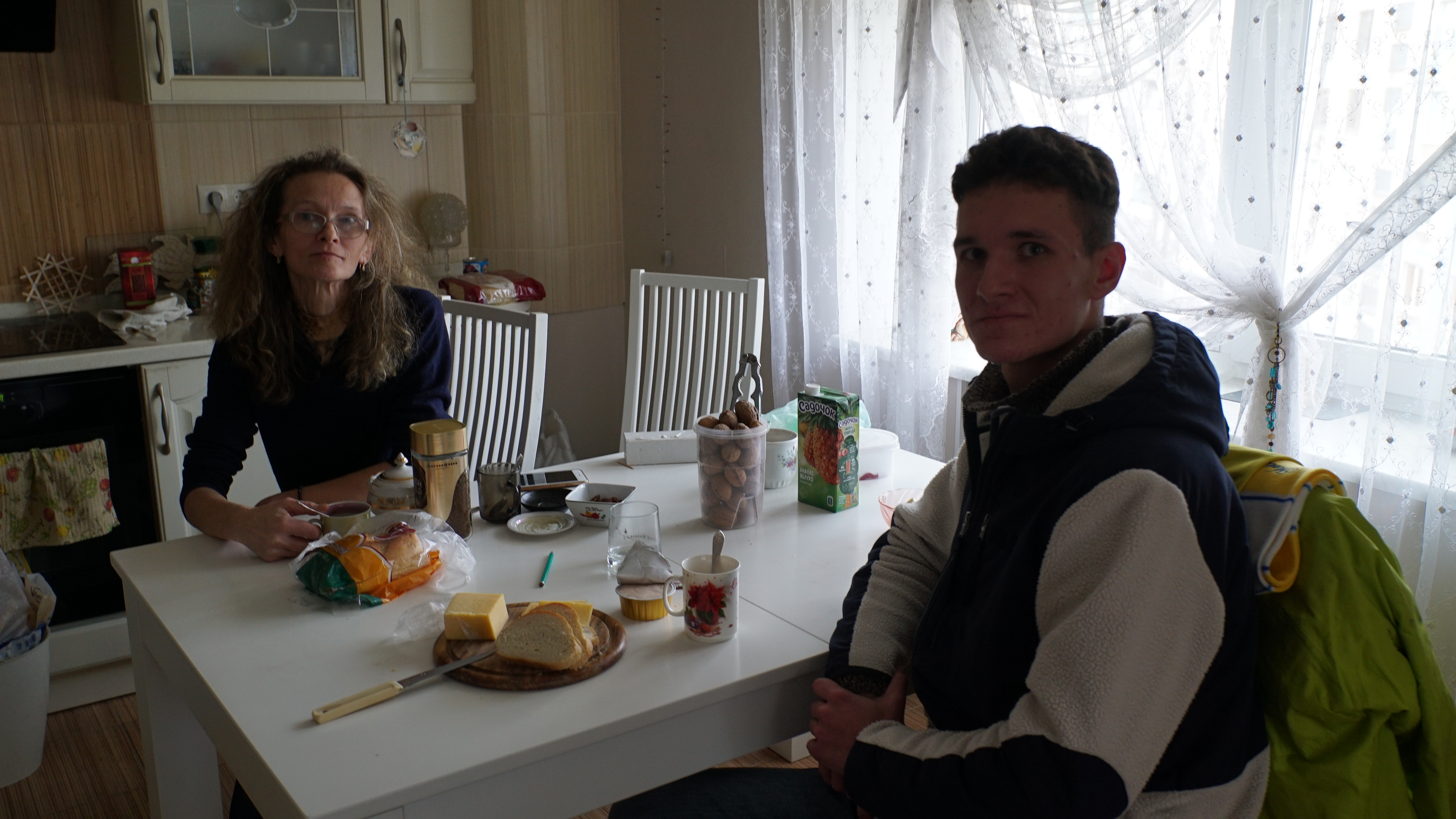 Vova junto a su madre. Cada día agradece a Dios que su casa no haya sido bombardeada