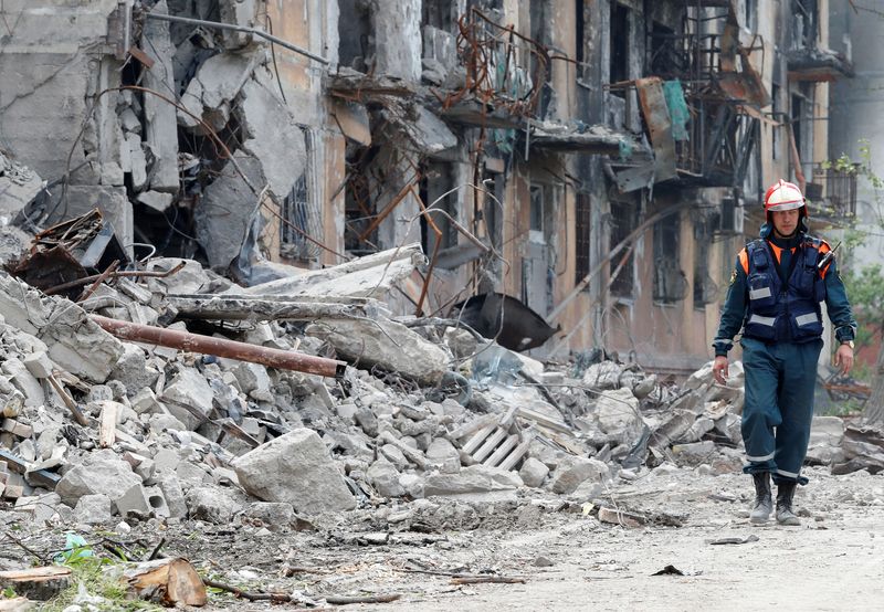 Un miembro del Ministerio de Emergencias de Rusia camina cerca de un edificio residencial destruido (REUTERS/Alexander Ermochenko)