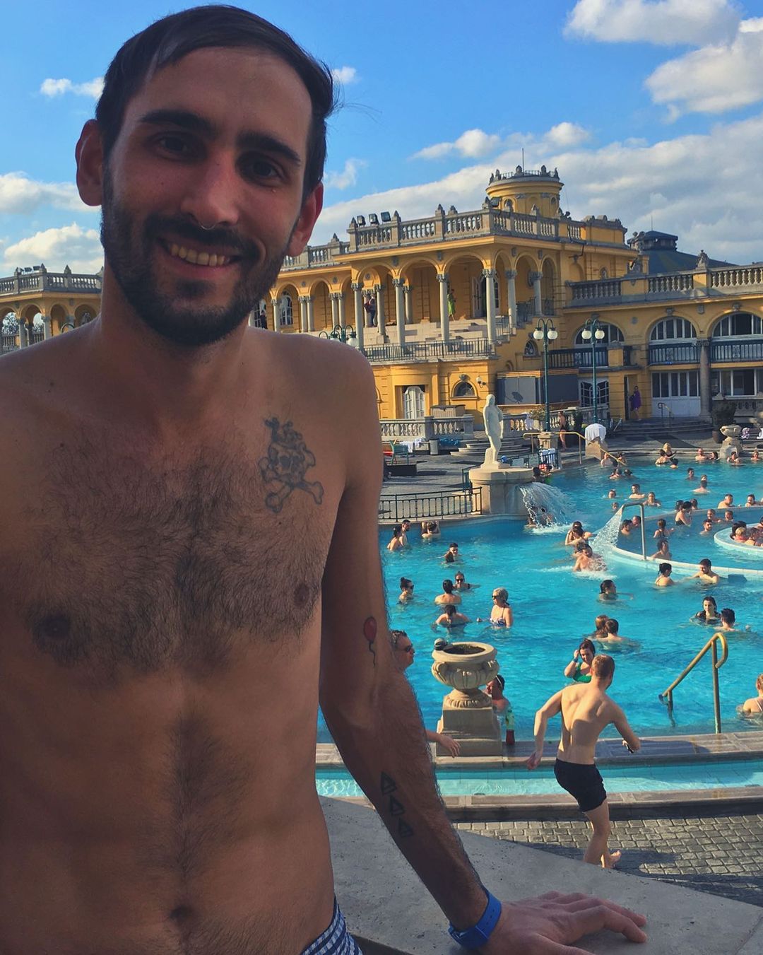 Agustín tiene registros de viaje en varias ciudades del mundo. Fotos: Instagram/agus.tino87