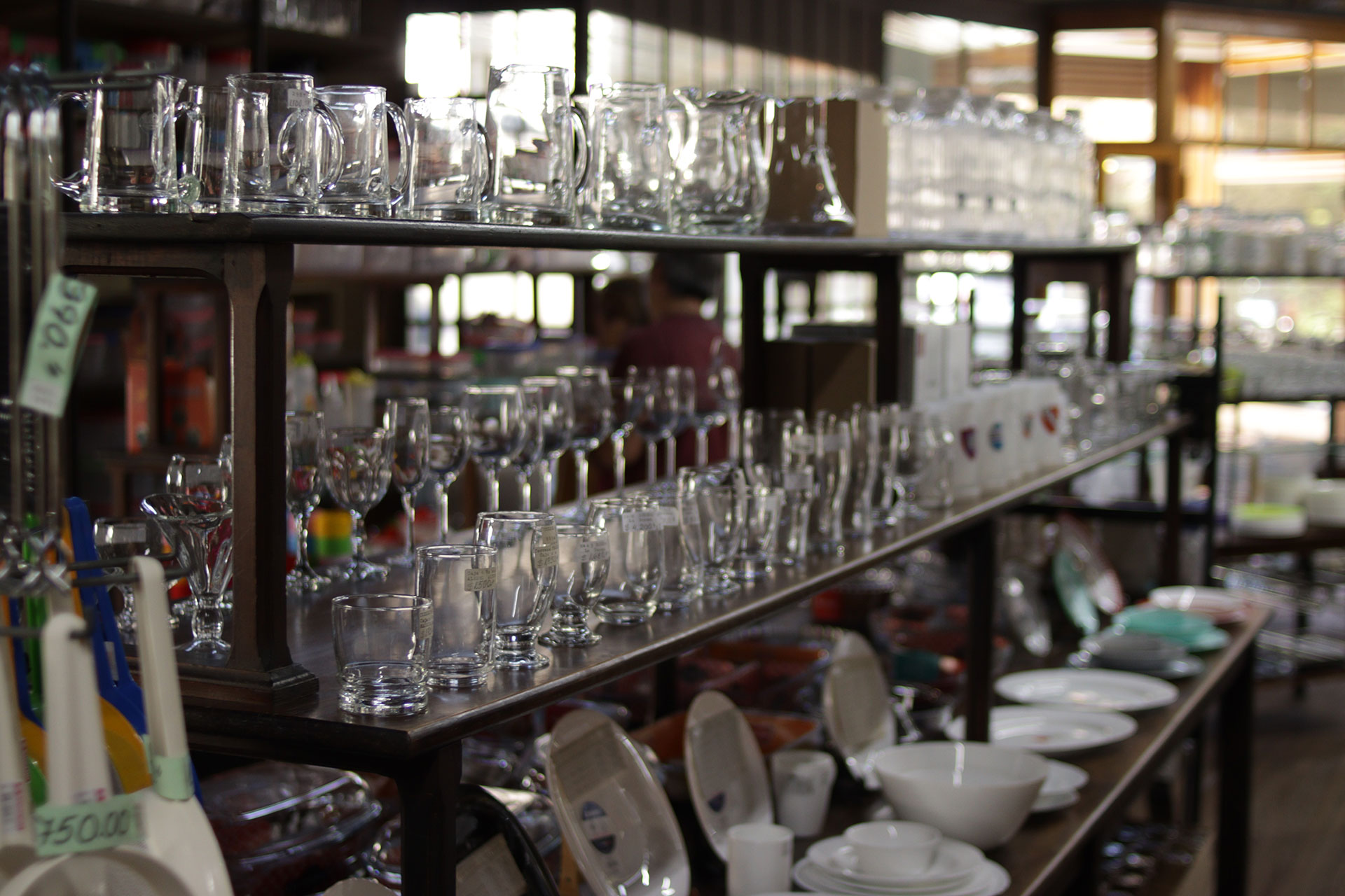 El local tiene el encanto de las tiendas de antaño. Ya no quedan tantos bazares como este de Tres Arroyos (Marcela Vázquez)