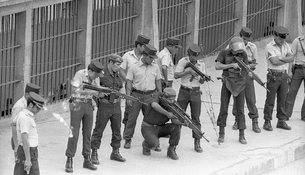 La policía apuntaba a los internos, pero no podían disparar. | Foto: Archivo EC