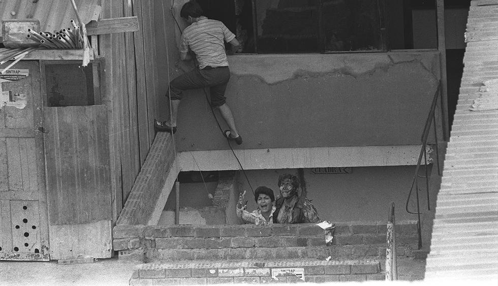 Walter Corrales y Carmen Montes son mostrados por los amotinados para que presionen a las autoridades en darles su libertad. | Foto: Archivo EC