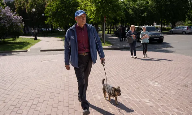 Ahora amo y mascota están en Kiev, donde se encuentran a salvo, pero la salud de la perrita se está deteriorando.