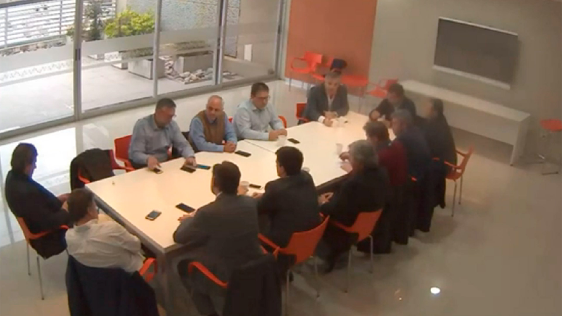 La imagen de la reunión en el Banco Provincia de la Capital Federal que inició la causa conocida como "Gestapo-gate"