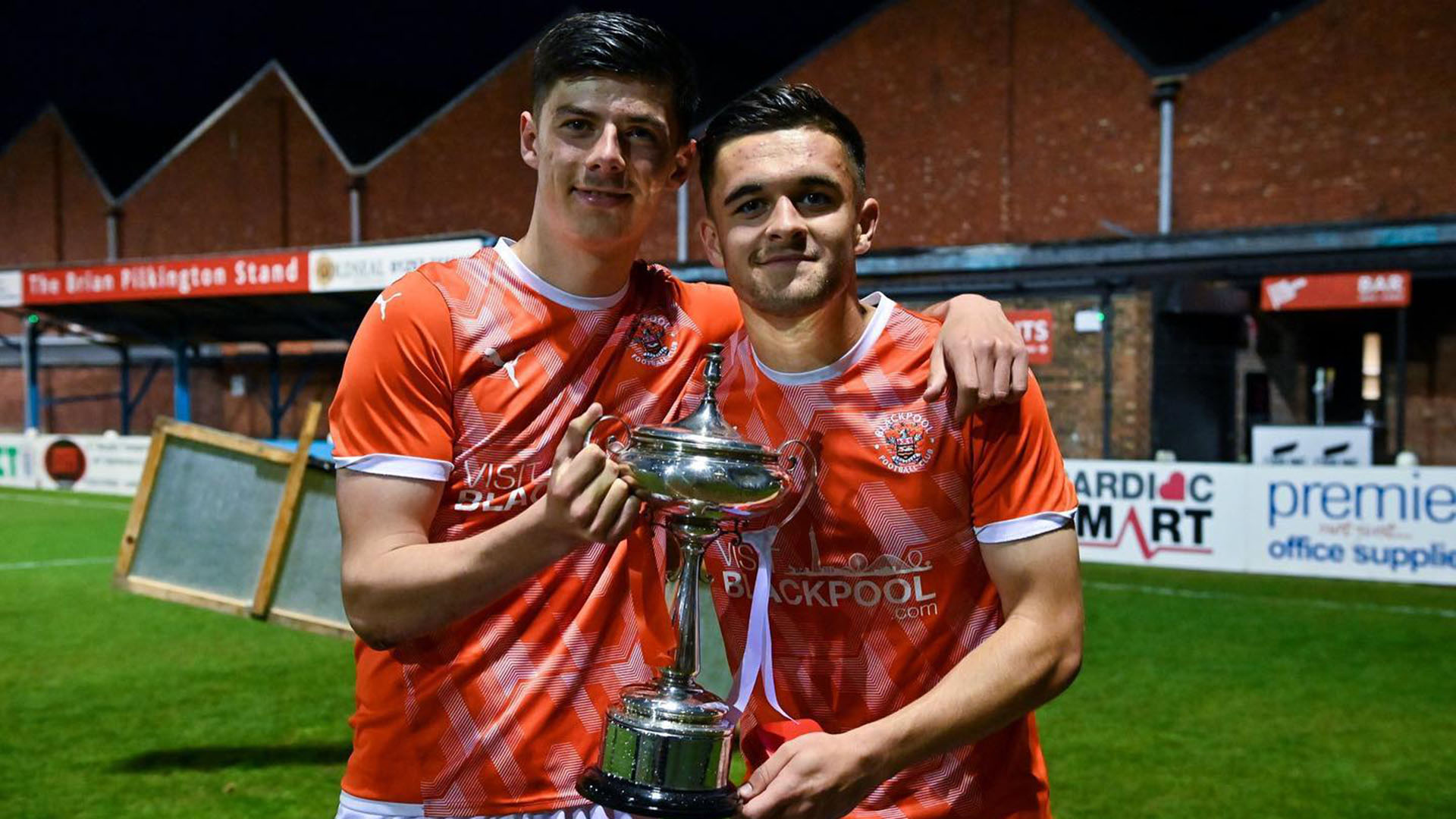 Jake con un compañero del Blackpool (@officialjakedaniels)