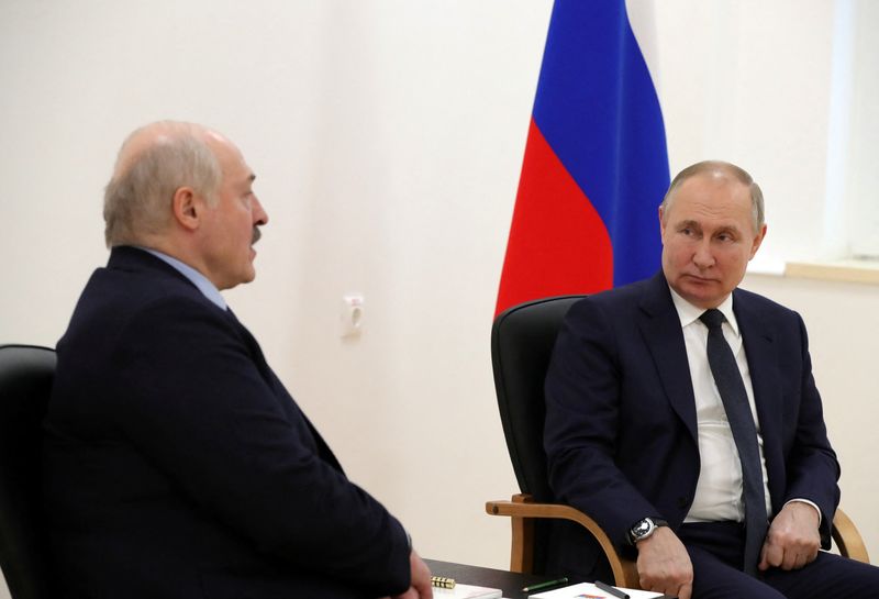 El presidente de Rusia, Vladimir Putin, escucha a su par bielorruso, Alexander Lukashenko, durante su reunión en el Cosmódromo Vostochny en el óblast de Amur, Rusia. 12 de abril, 2022. Sputnik/Mikhail Klimentyev/Kremlin via REUTERS